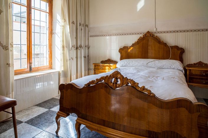 Image No.40-6 Bed Townhouse for sale