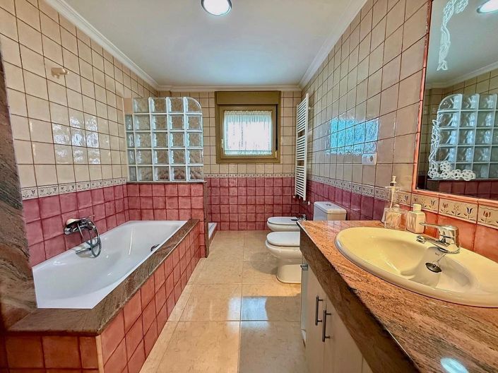 Image No.22-5 Bed Townhouse for sale