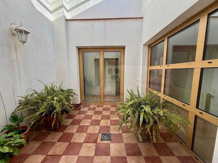 Image No.7-5 Bed Townhouse for sale