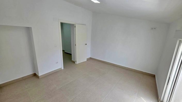 Image No.14-3 Bed Townhouse for sale