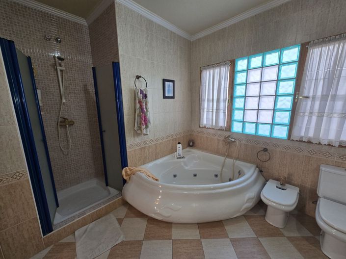 Image No.30-5 Bed Townhouse for sale