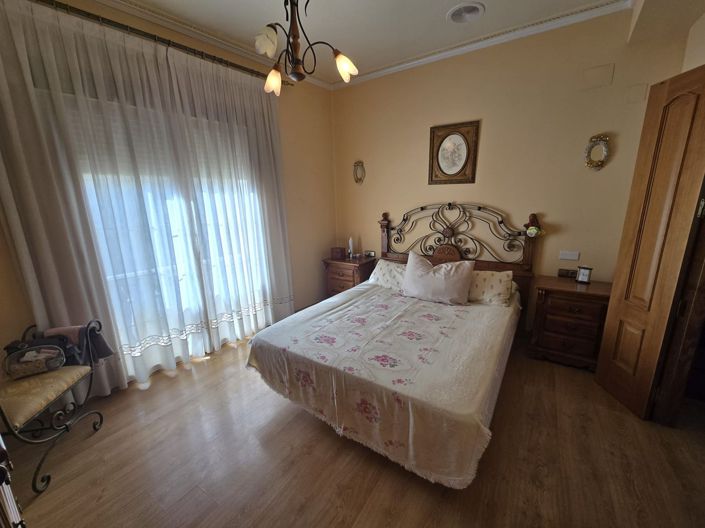 Image No.32-5 Bed Townhouse for sale