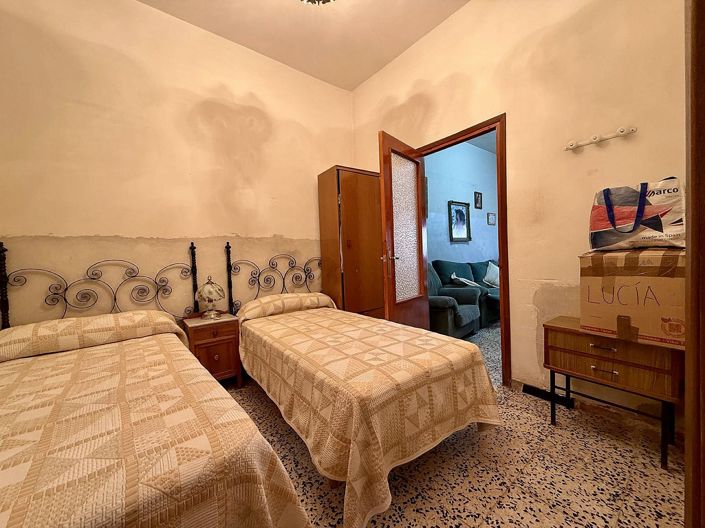 Image No.12-5 Bed Townhouse for sale