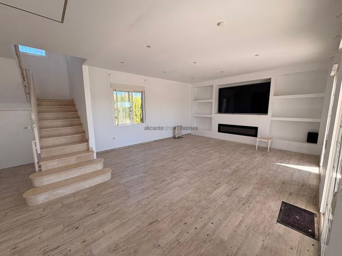 Image No.19-6 Bed Villa for sale