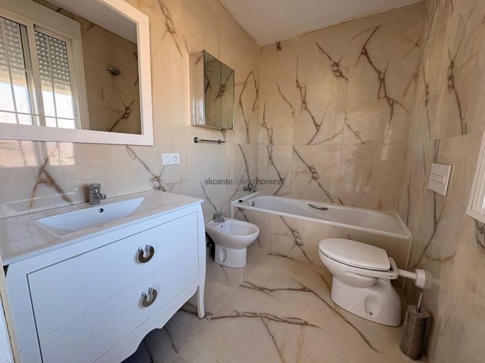 Image No.40-6 Bed Villa for sale