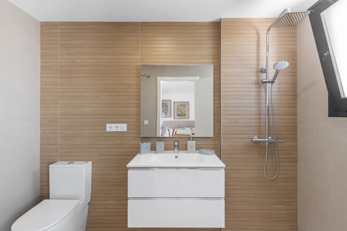 Image No.25-4 Bed Townhouse for sale