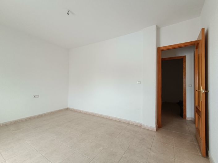 Image No.12-7 Bed Townhouse for sale