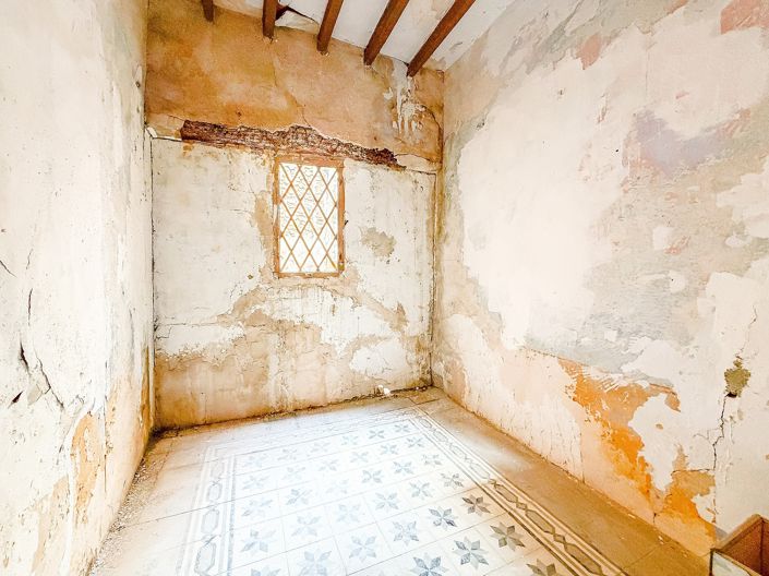 Image No.24-6 Bed Townhouse for sale