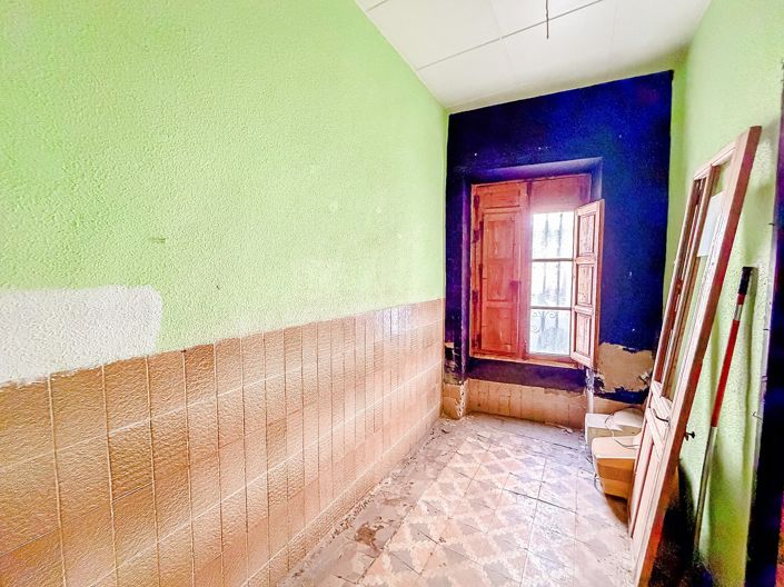 Image No.26-6 Bed Townhouse for sale