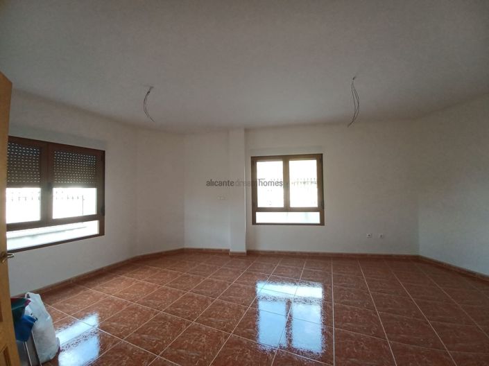 Image No.12-4 Bed Townhouse for sale