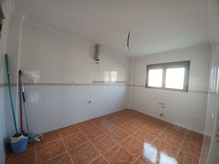 Image No.14-4 Bed Townhouse for sale