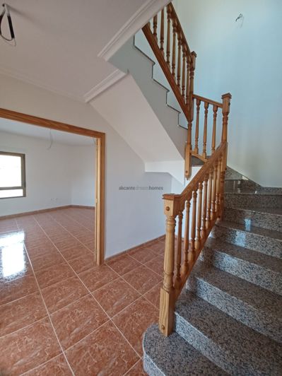 Image No.17-4 Bed Townhouse for sale