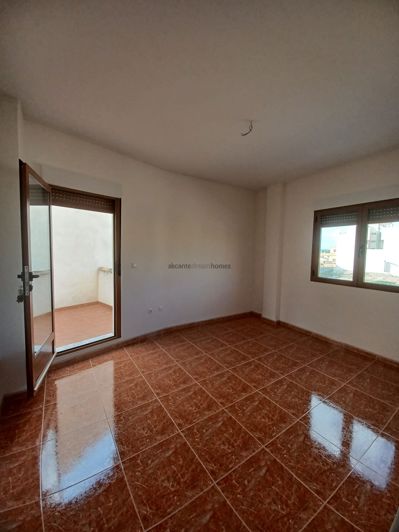 Image No.21-4 Bed Townhouse for sale