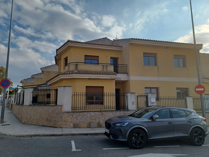 Image No.3-4 Bed Townhouse for sale