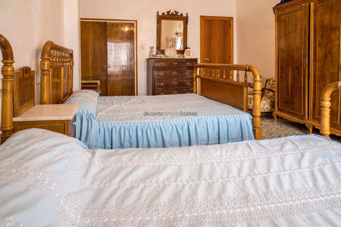 Image No.15-5 Bed Townhouse for sale