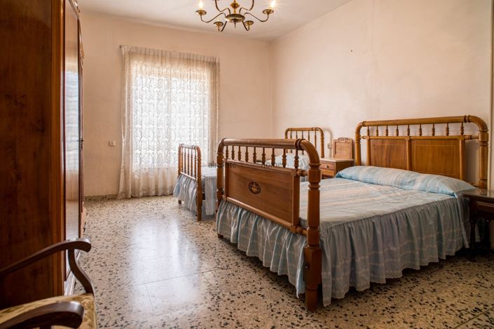 Image No.16-5 Bed Townhouse for sale