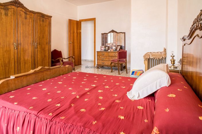 Image No.17-5 Bed Townhouse for sale