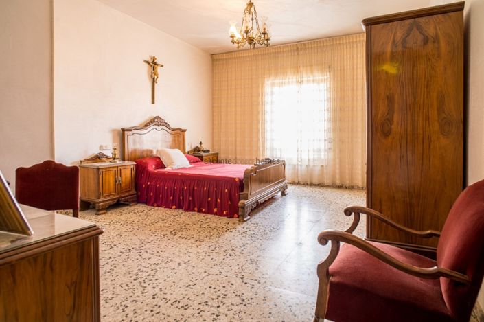 Image No.18-5 Bed Townhouse for sale