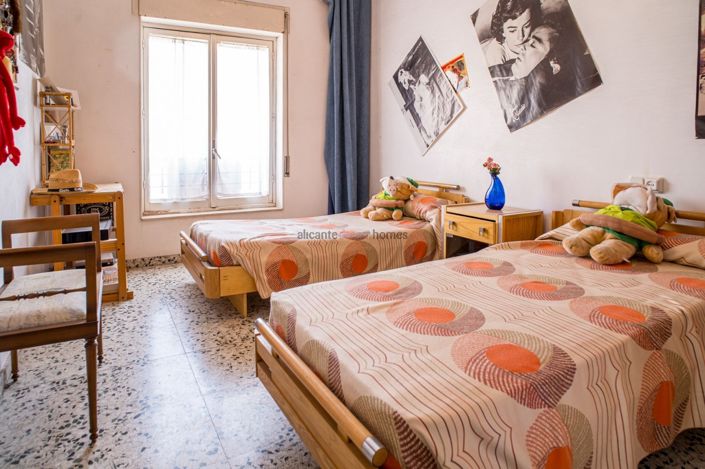 Image No.21-5 Bed Townhouse for sale