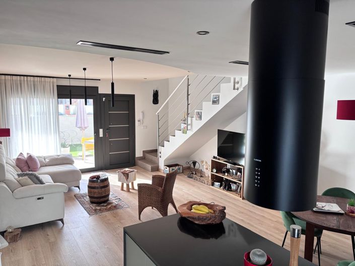 Image No.9-2 Bed Townhouse for sale