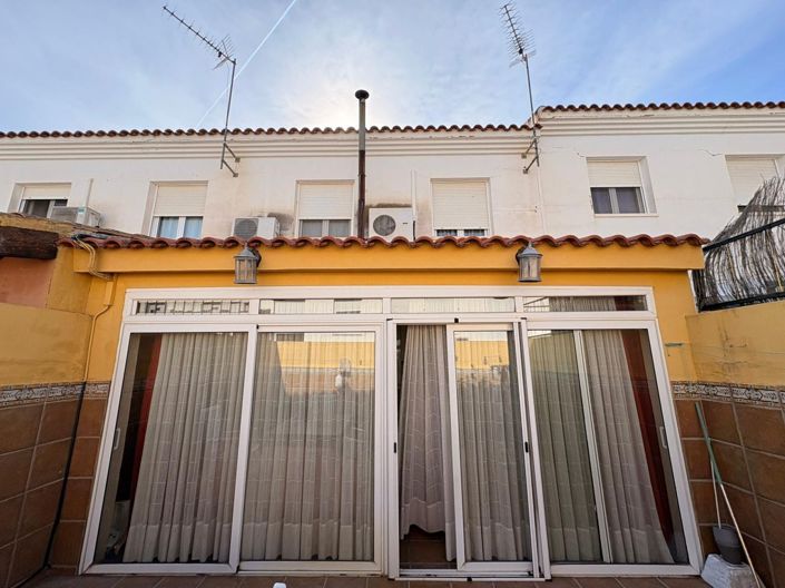 Image No.18-3 Bed Townhouse for sale
