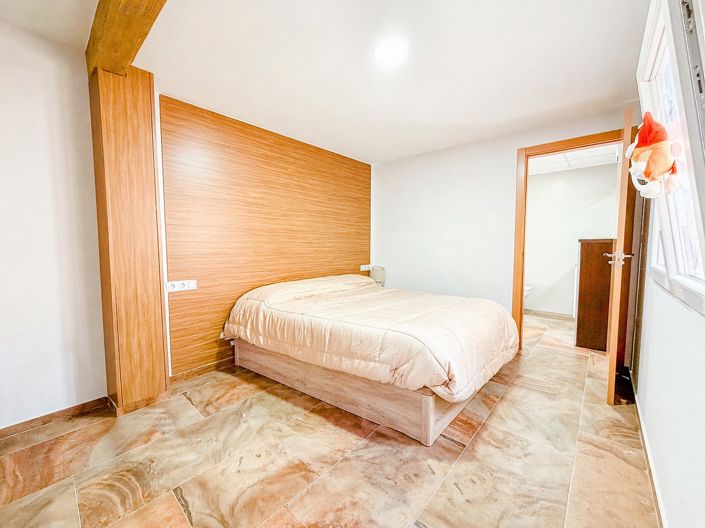 Image No.9-2 Bed Townhouse for sale