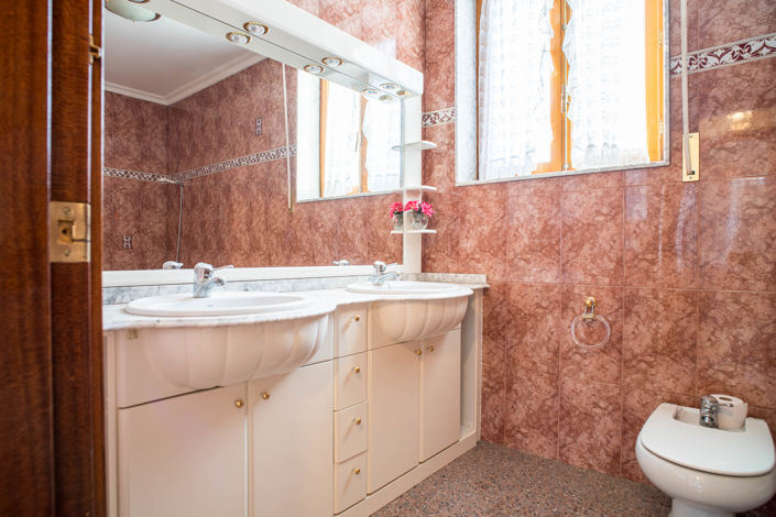 Image No.28-6 Bed Country House for sale