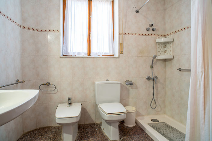 Image No.6-6 Bed Country House for sale