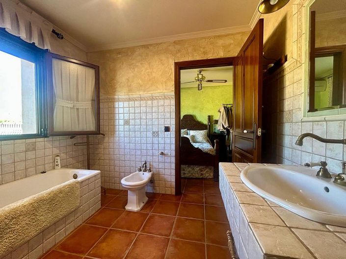 Image No.44-6 Bed Villa for sale