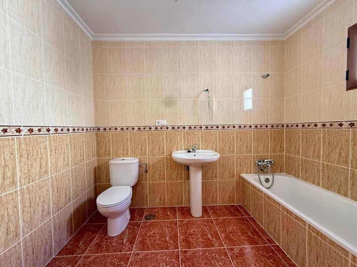 Image No.18-4 Bed Townhouse for sale