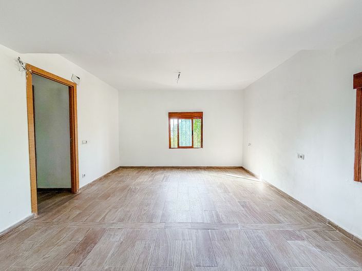 Image No.31-2 Bed Country House for sale