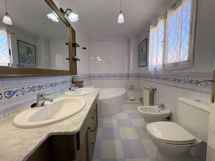 Image No.24-4 Bed Semi-Detached for sale