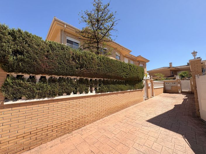 Image No.33-4 Bed Semi-Detached for sale
