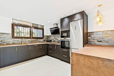 8-open-plan-kitchen-from-lounge