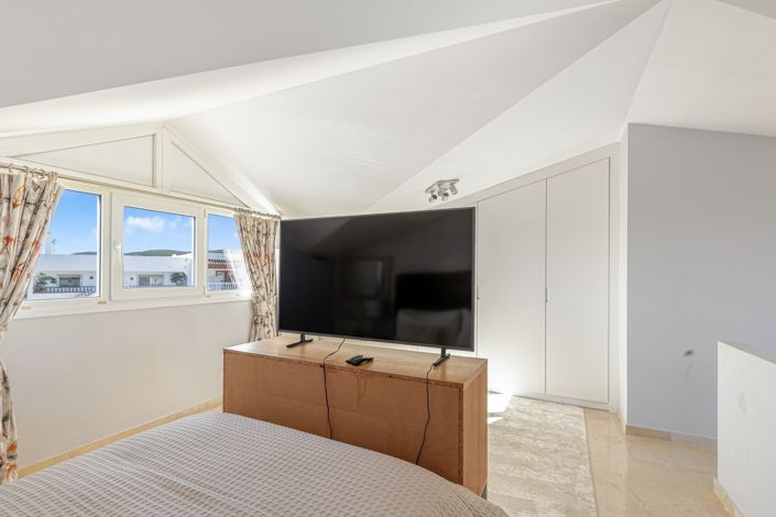 Image No.27-5 Bed Townhouse for sale