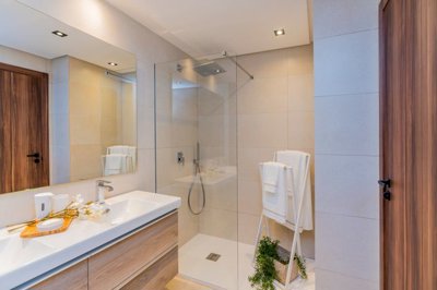 b7marbellalakeapartmentsnueva-andaluciabathro