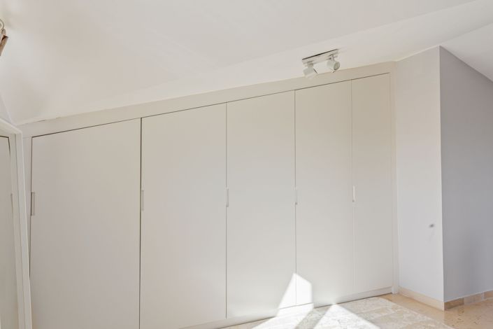 Image No.29-5 Bed Townhouse for sale