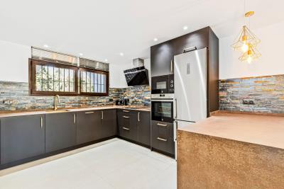 8--Open-plan-kitchen-from-lounge