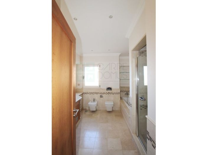 Image No.68-5 Bed House for sale