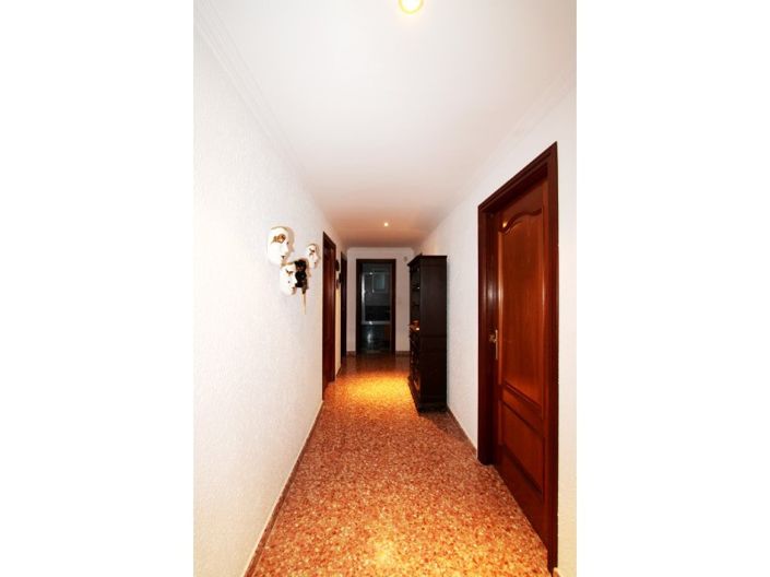 Image No.18-4 Bed House for sale