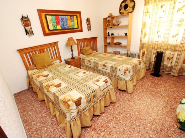 Image No.26-4 Bed House for sale