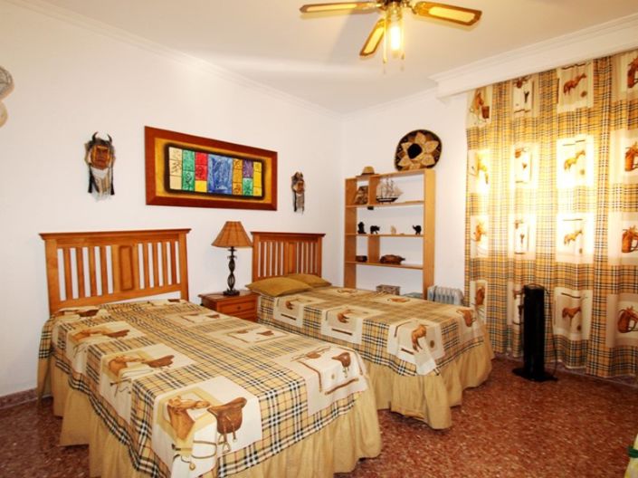 Image No.25-4 Bed House for sale