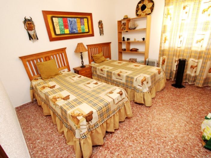 Image No.26-4 Bed House for sale