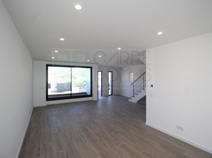 Image No.8-4 Bed House for sale