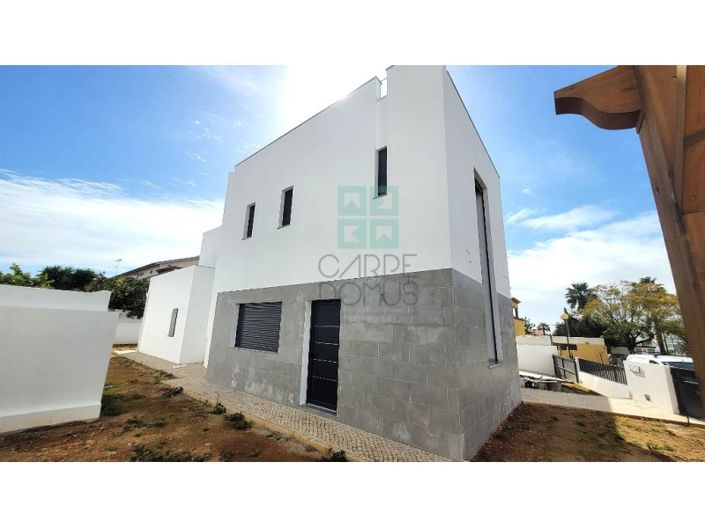 Image No.20-4 Bed House for sale