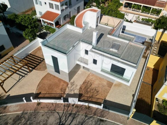 Image No.1-4 Bed House for sale