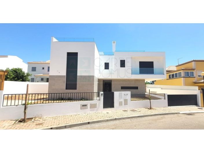 Image No.1-4 Bed House for sale