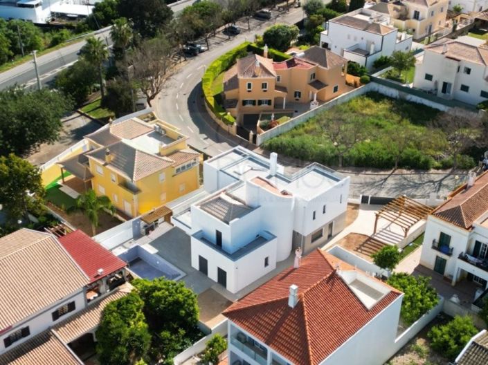 Image No.20-4 Bed House for sale