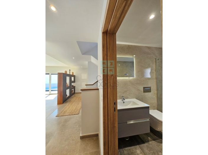 Image No.18-4 Bed House for sale