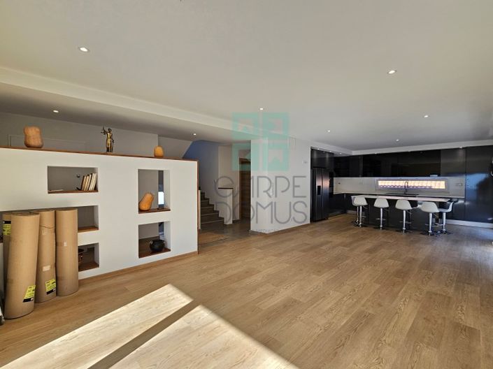 Image No.8-4 Bed House for sale